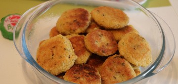 Hirse-Käse-Bratlinge auf Buffet Hirse-Käse-Bratlinge auf Buffet