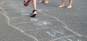 Hüpfspiel mit Kreide auf der Straße