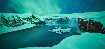 Goðafoss / Wasserfall in Island im Polarlicht