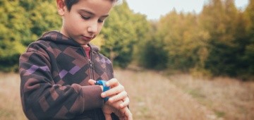 Junge mit Armbanduhr