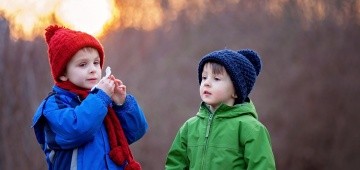 Zwei Jungen im Winter