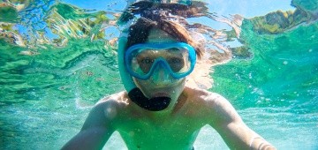 Junge schnorchelt im Meer Junge schnorchelt im Meer