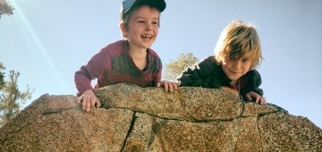Zwei Jungen auf einem Felsen Zwei Jungen auf einem Felsen