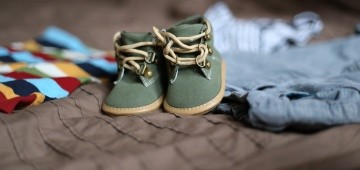 Grüne Kinderschuhe auf anderer Kleidung Grüne Kinderschuhe auf anderer Kleidung