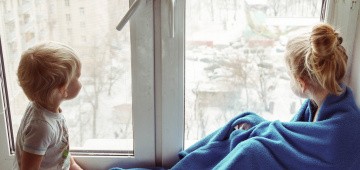 Zwei Kinder am Fenster Zwei Kinder am Fenster