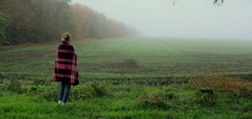 Kind steht vor Nebel