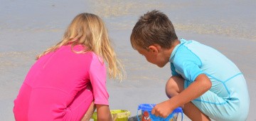 Kinder mit Eimer am Strand