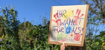 Kinder mit Demoplakat "Ihr wählt für uns" Kinder mit Demoplakat "Ihr wählt für uns"