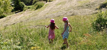 Kinder laufen über Wiese