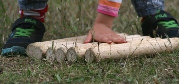 Kinderhand mit Wikingerschach Kinderhand mit Wikingerschach