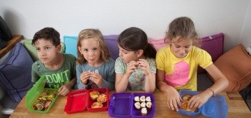 Kinder essen Pausensnacks Kinder essen Pausensnacks
