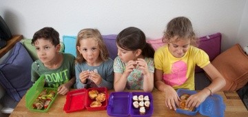 Kinder essen Pausensnacks