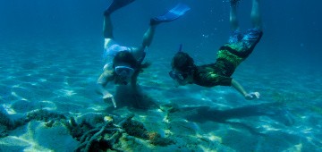 Kinder schnorcheln im Meer