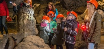 Kinder in der Hermannshöhle