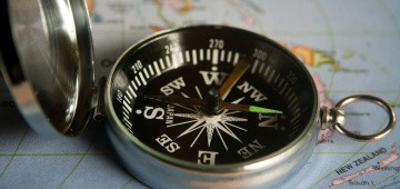 Kompass liegt auf Globus
