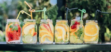 Limonade in Gläsern mit Trinkhalmen Limonade in Gläsern mit Trinkhalmen