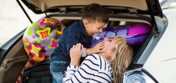 Mama und Sohn im Auto