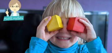 Kind hält sich Bauklötze vor die Augen Kind hält sich Bauklötze vor die Augen