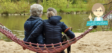 Mutter und erwachsene Tochter in Hängematte am See Mutter und erwachsene Tochter in Hängematte am See