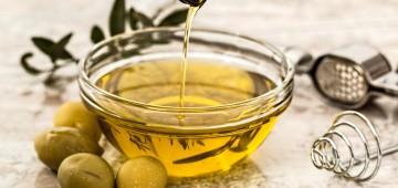Olivenöl läuft in eine Schüssel