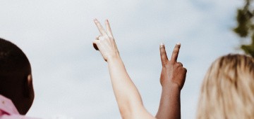 2 Arme und Hände mit Peacezeichen