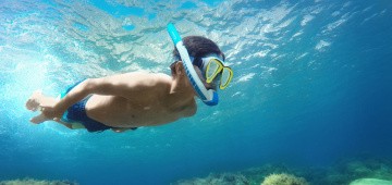 Junge beim Schnorcheln mit Powerbreather Junge beim Schnorcheln mit Powerbreather