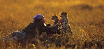 Matto Barfuss mit Geparden-Kindern