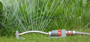 Rasensprenger wässert den Garten Rasensprenger wässert den Garten