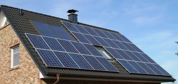 Hausdach mit Solarplatten