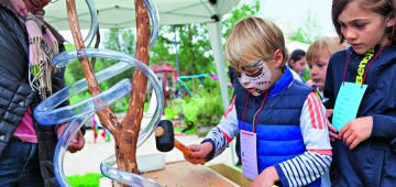 Kinder beim Sommerfest am Erbsenschlagbahn
