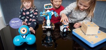 Kinder spielen mit Robotern