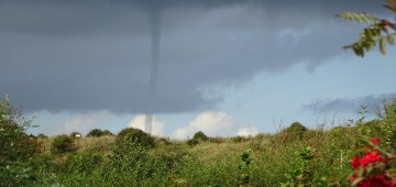 Windhose / Tornado über Landschaft