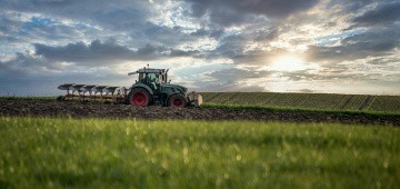 Traktor pflügt das Feld