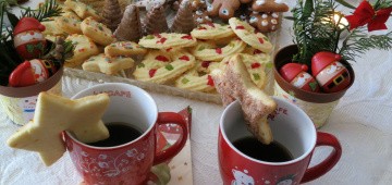 Gedeckter Kaffeetisch Weihnachten