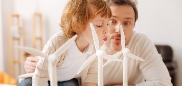 Vater und Sohn mit Spielzeug-Windrädern