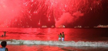 Silvesterfeuerwerk über dem Meer