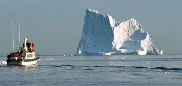 Eisberg und Schiff im Ozean
