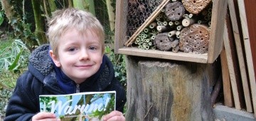 Warum!-Leser Gerrit mit seinem Insektenhotel