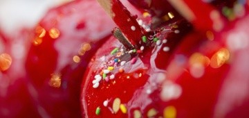 Rote, zuckrige Liebesäpfel Rote, zuckrige Liebesäpfel