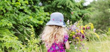 Mädchen auf Blumenwiese