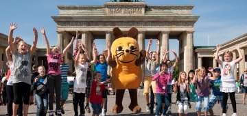 Die Maus und Kinder vor dem Brandenburger Tor