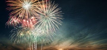 Buntes Feuerwerk am dunklen Nachthimmel Buntes Feuerwerk am dunklen Nachthimmel