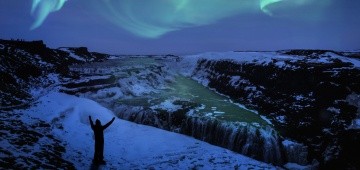 Polarlichter über Wasserfall in Island Polarlichter über Wasserfall in Island