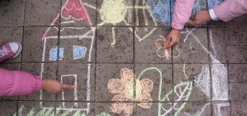 Bunte Kinderzeichnung mit Kreide auf der Straße