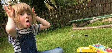 Mädchen macht einen Elefanten nach Mädchen macht einen Elefanten nach