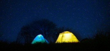 Zwei beleuchtete Zelte unter Sternenhimmel Zwei beleuchtete Zelte unter Sternenhimmel